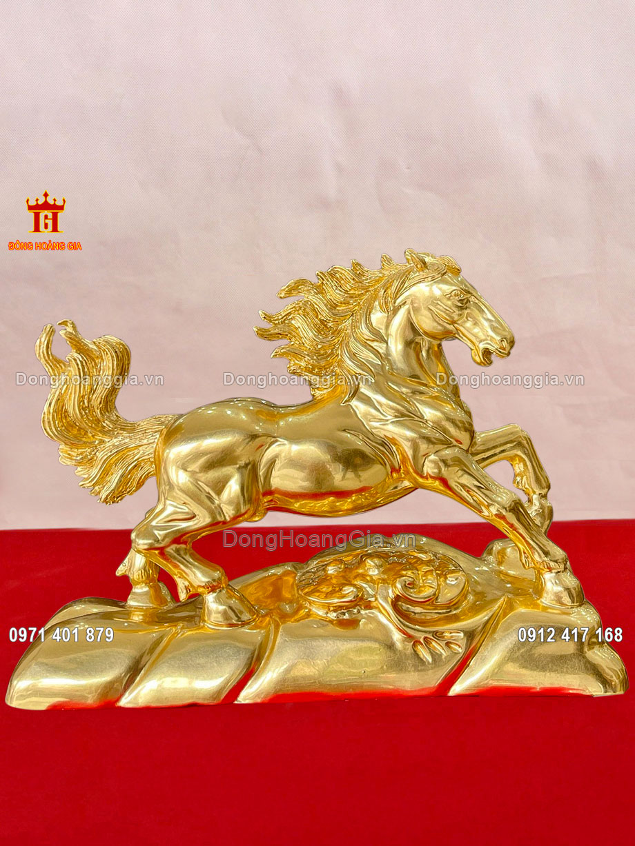 Tượng ngựa phi nước đại bằng đồng mạ vàng 24K được chế tác hoàn toàn thủ công